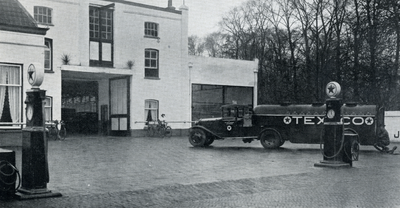 811832 Afbeelding van een semi-trailer tanktruck voor benzine op het terrein van het Garagebedrijf Jan Jongerius ...
